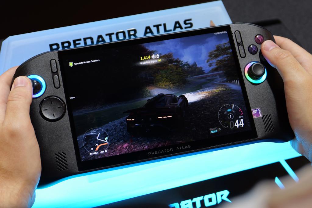 Acer Predator Atlas 8 hands-on in hand front