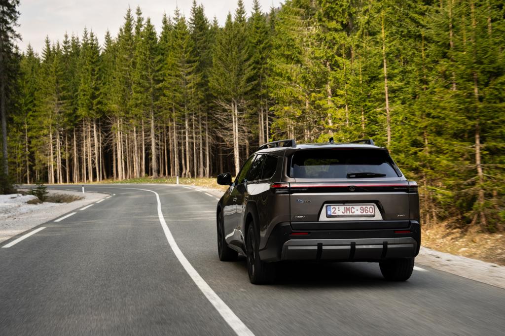 Toyota bZ4X Touring 2026 drive tracking rear