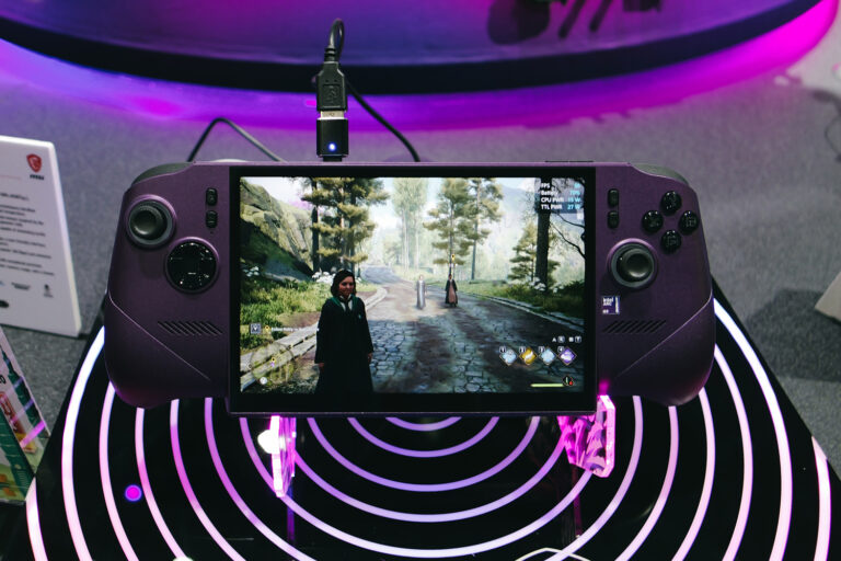 Playing the MSI Claw 8 EX AI+ made me think Intel could take the gaming handheld crown this generation