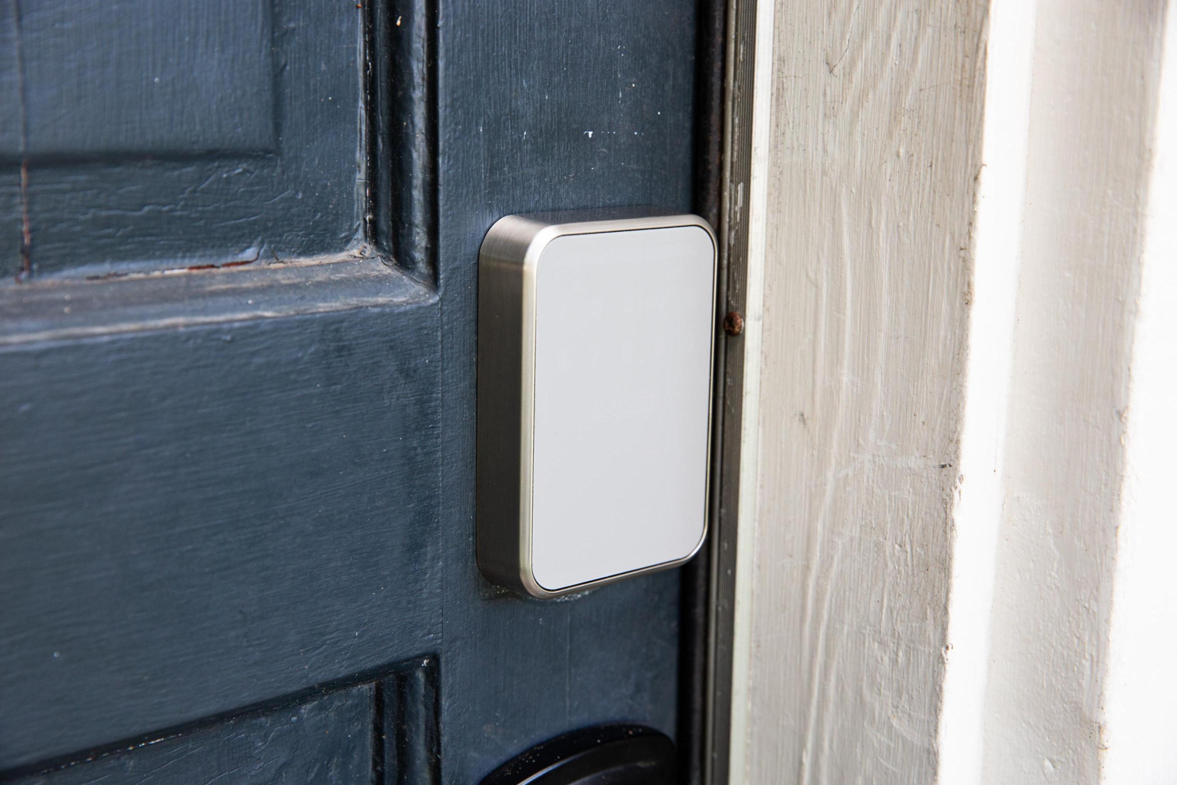 <i>The Sense Pro doesn’t look like a lock. It’s much more subtle than </i><a href="https://www.theverge.com/22964521/schlage-smart-lock-review-encode-plus-apple-home-key-test" target="_blank"><i>Schlage’s</i></a><em><a href="https://www.theverge.com/22964521/schlage-smart-lock-review-encode-plus-apple-home-key-test" target="_blank"> Encode Plus</a></em>.