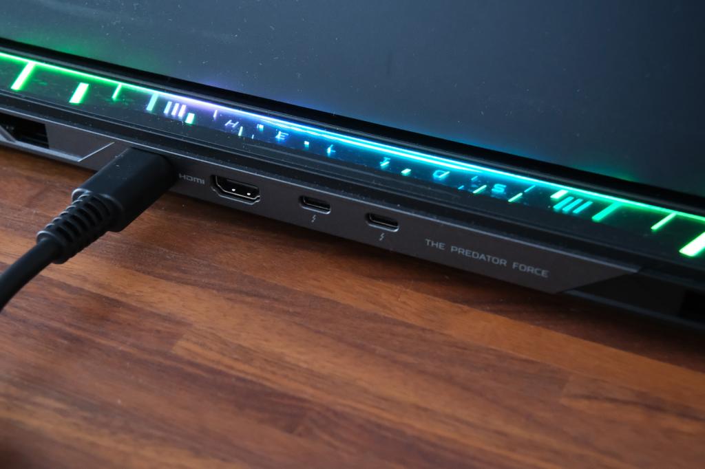 Acer Predator Helios 18 AI review chin
