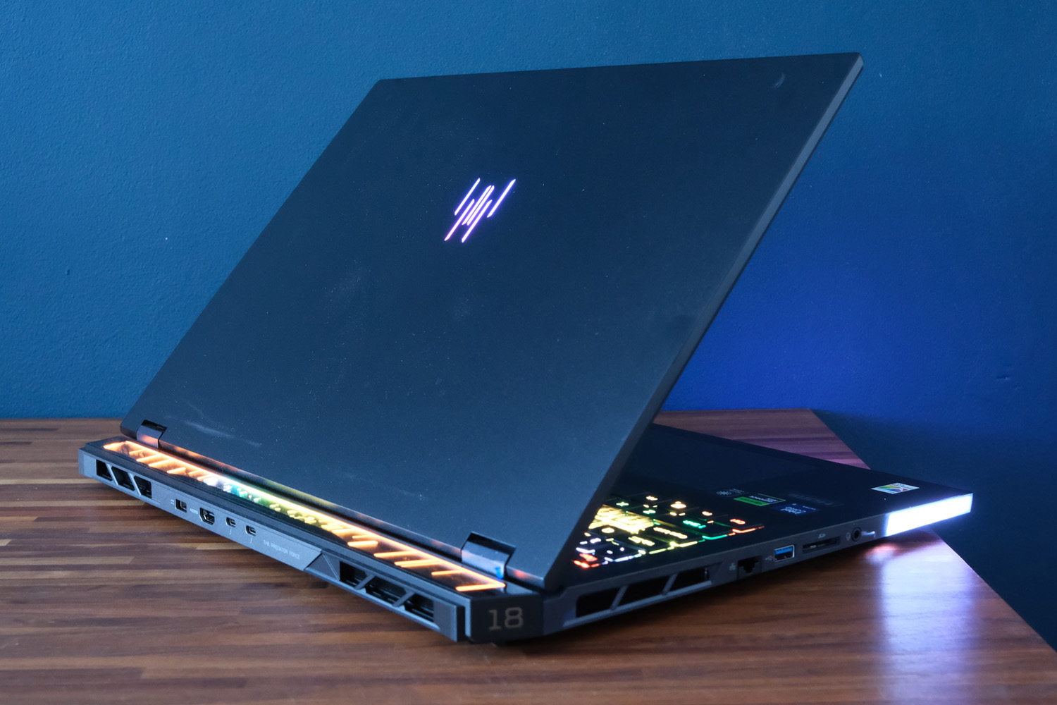 Acer Predator Helios 18 AI review lid