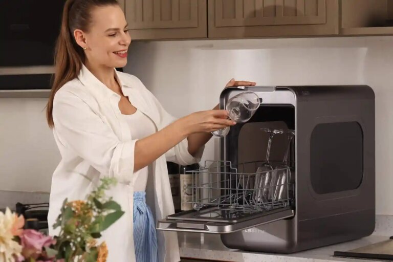 This is the world’s most portable, AI-assisted dishwasher and it washes your dishes in 15 minutes