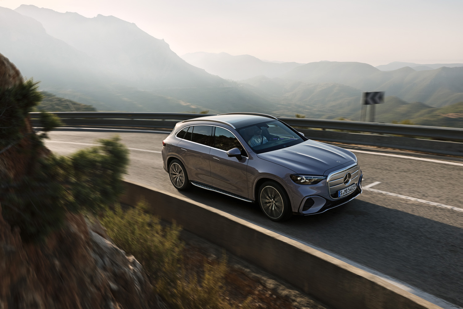 Mercedes-Benz GLC Electric drive 2026 cornering front