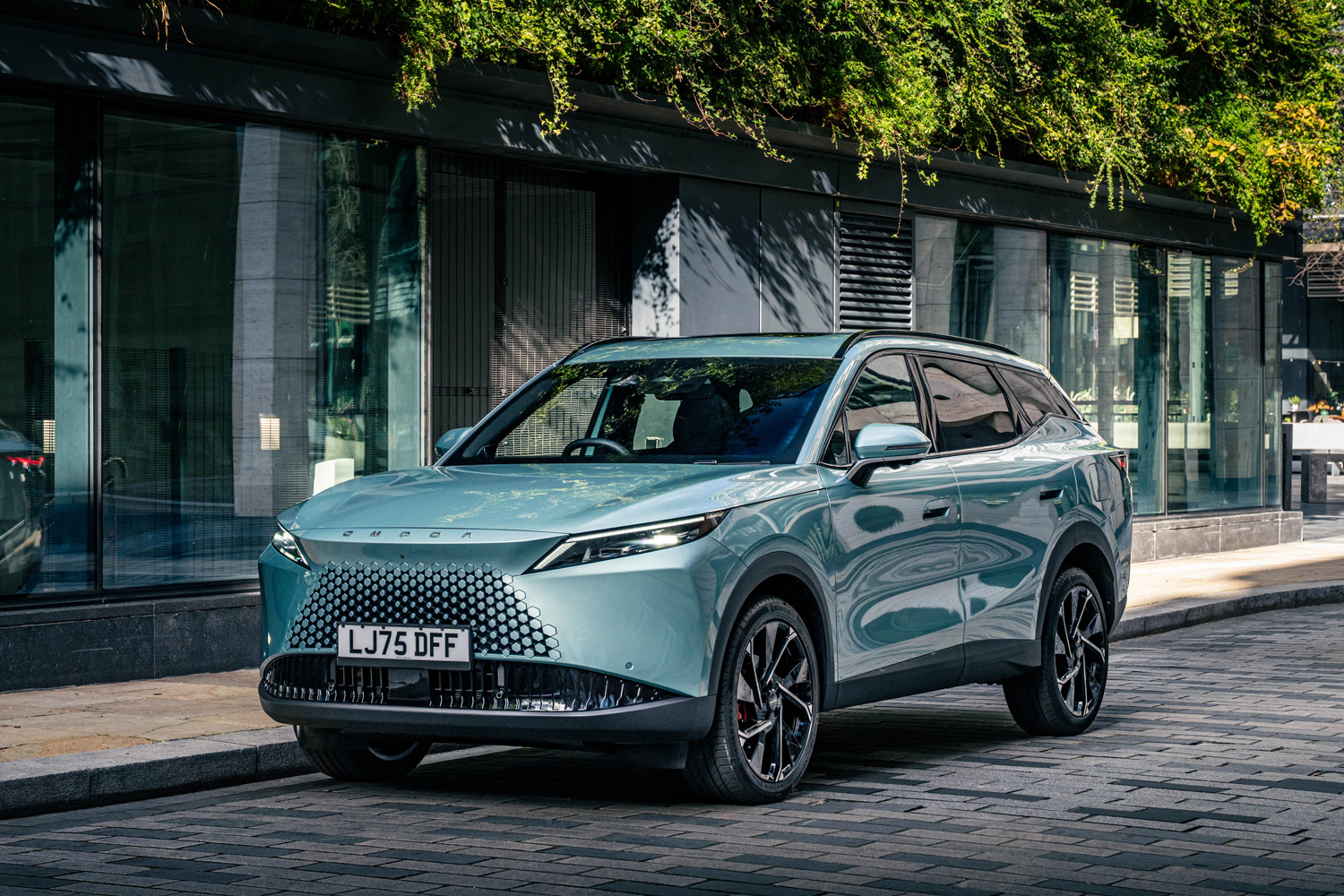 Omoda 7 PHEV drive static front