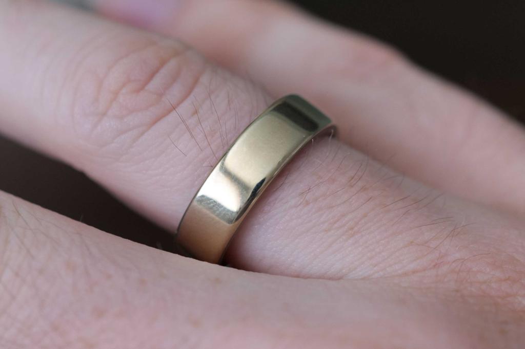 Oura Ring 5 on finger
