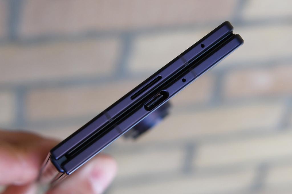 Samsung Galaxy Z Fold8 Ultra handson USB