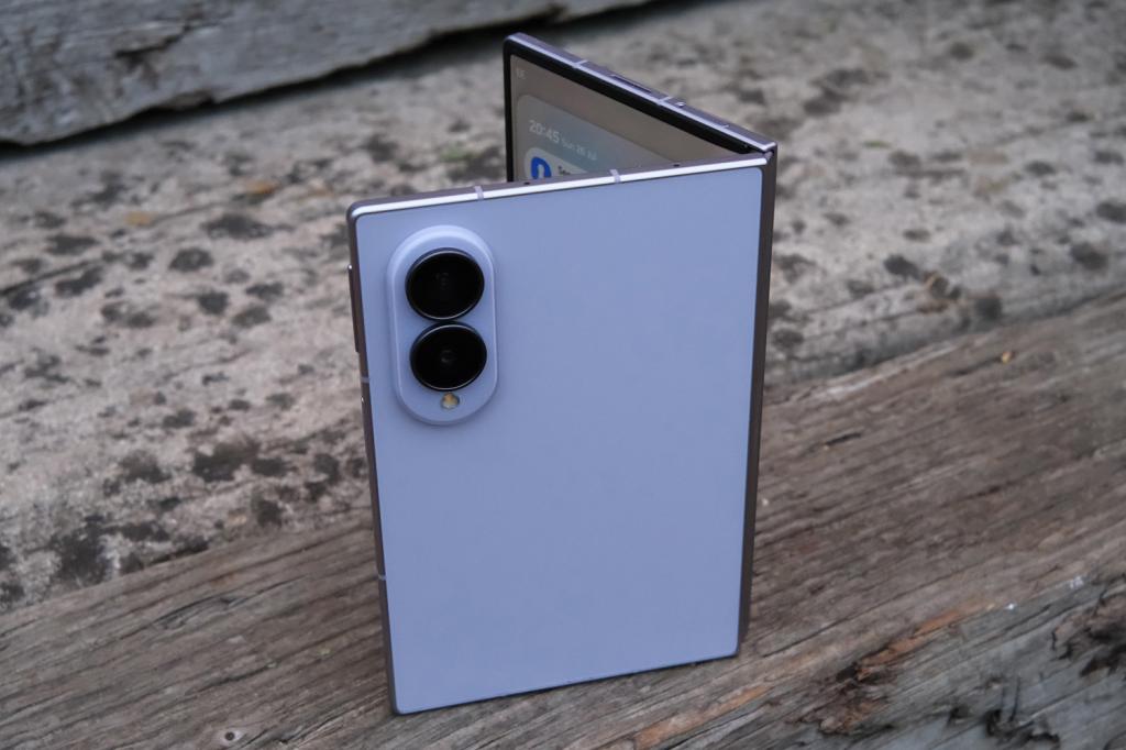 Samsung Galaxy Z Fold8 review angle