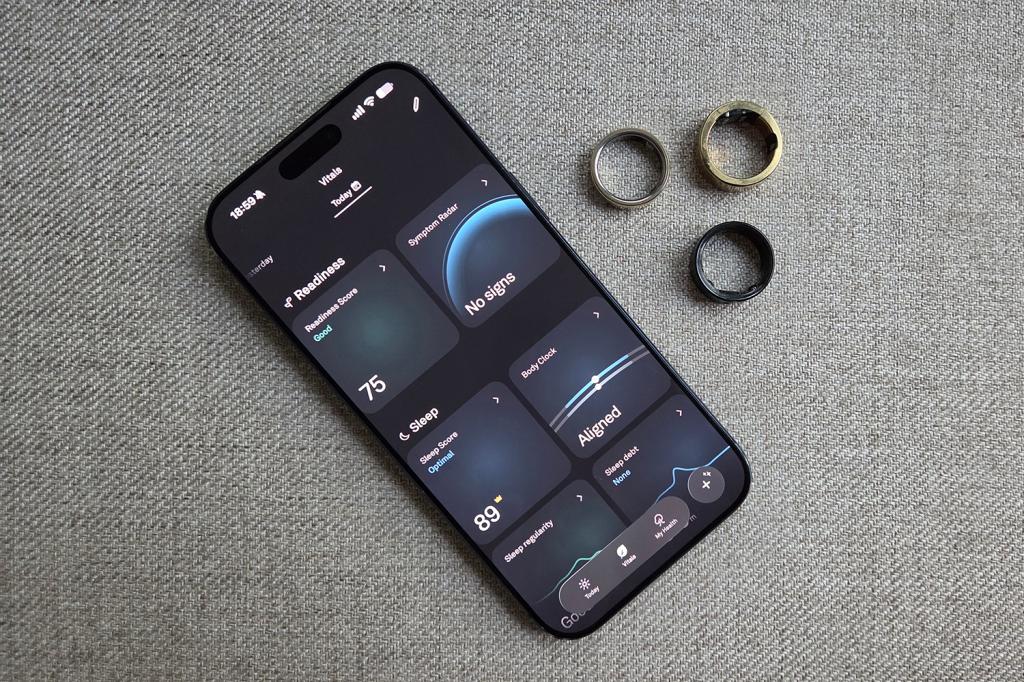 What smart rings track and Oura key features