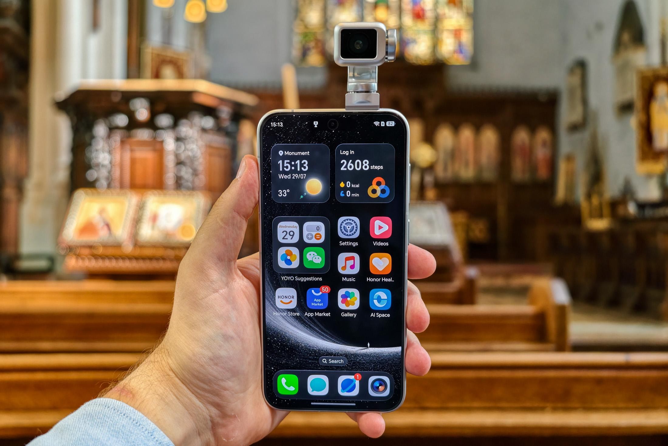 Gimbal aside, this is a typical Android flagship from Honor.