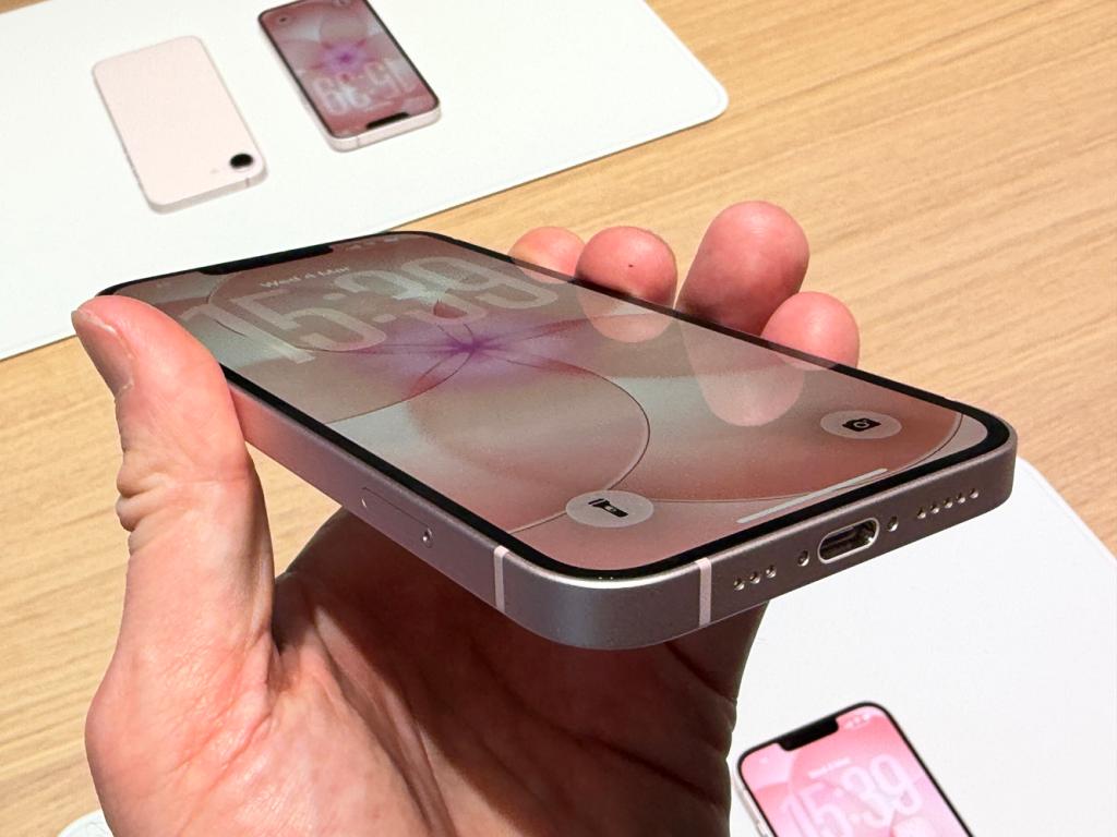 Apple iPhone 17e hands on