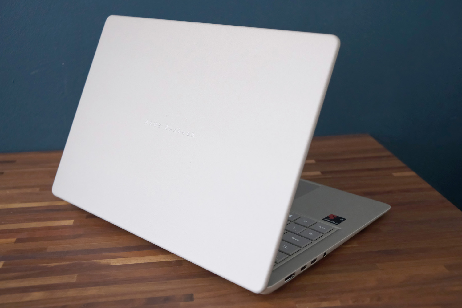 Asus Zenbook 14 UX3480QA review lid