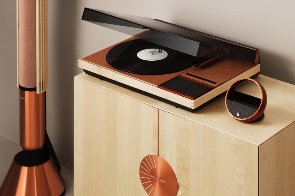 Beosystem on sideboard