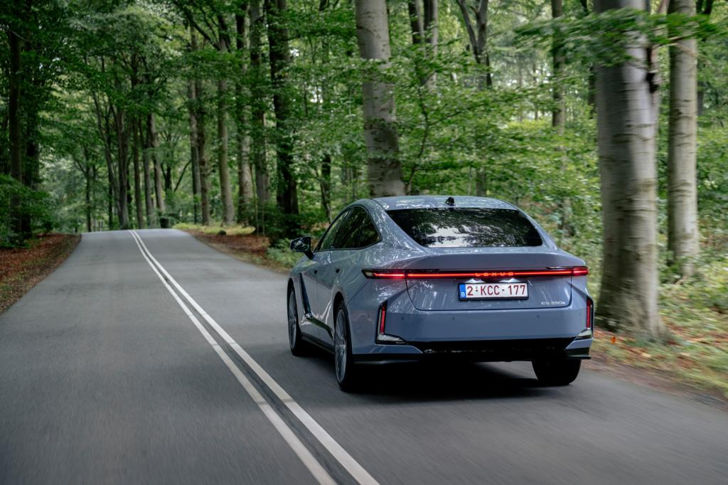 Lexus ES 2026 drive tracking verdict