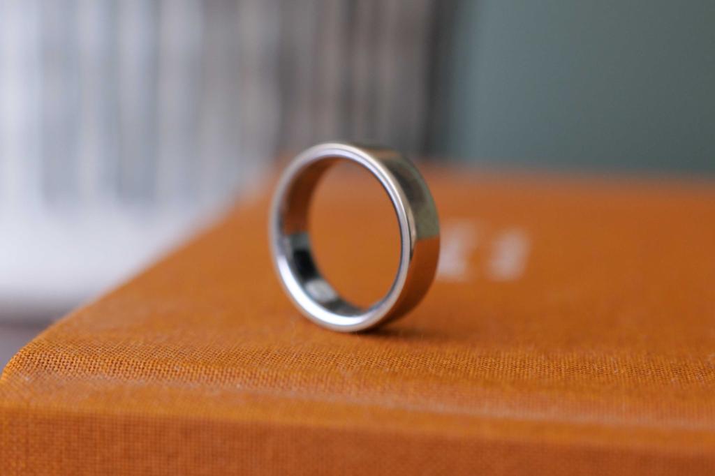 Oura Ring 5 on book