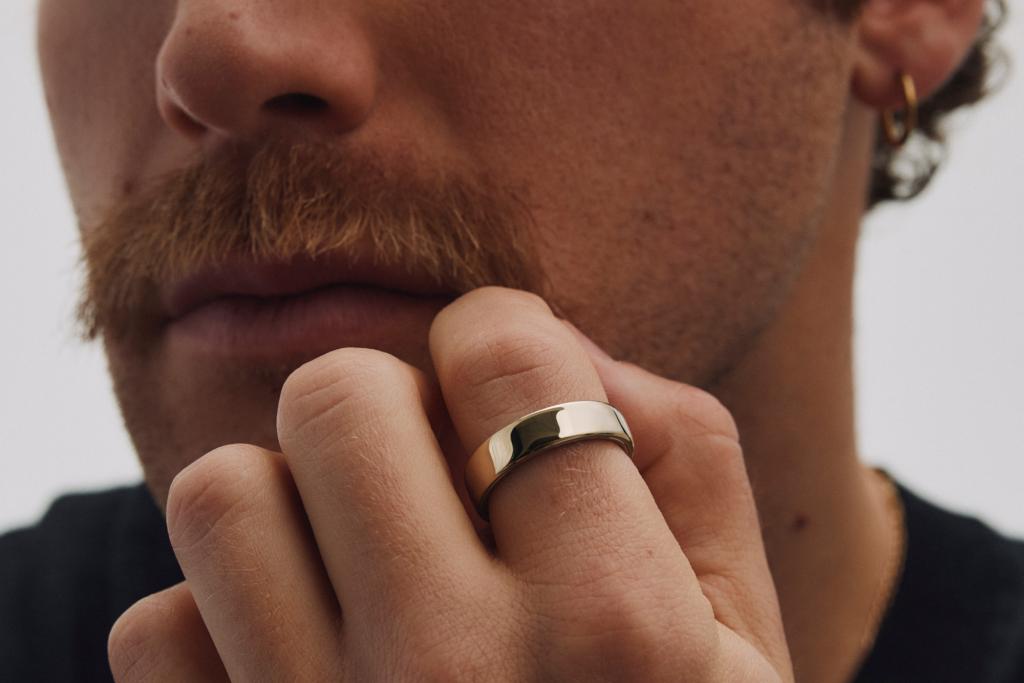 Oura Ring 5 on finger