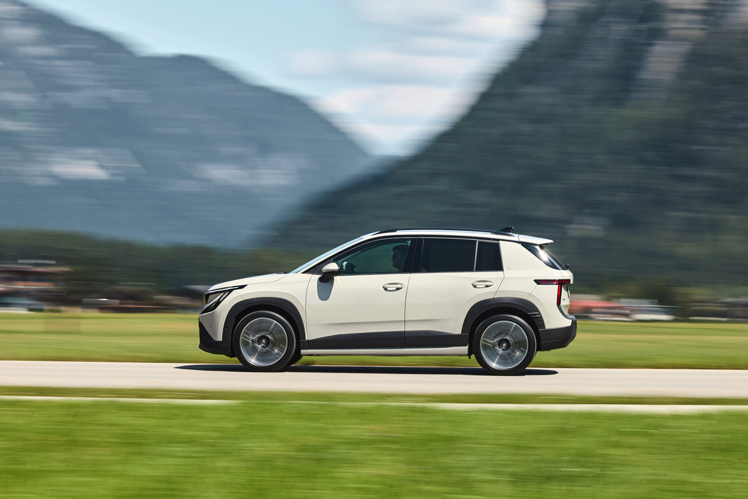 Skoda Epiq drive tracking side