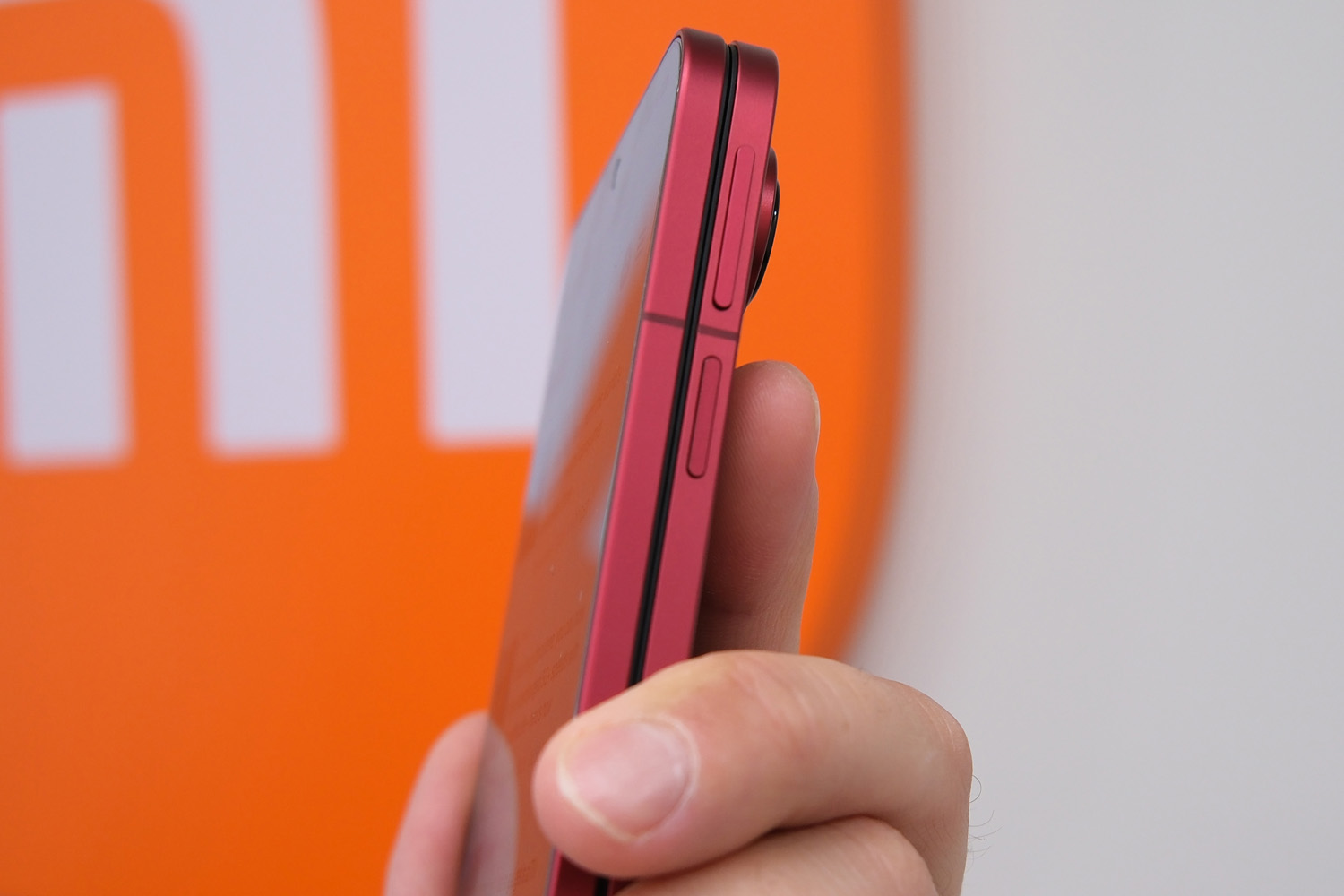 Xiaomi 18 Fold hands-on fingerprint power
